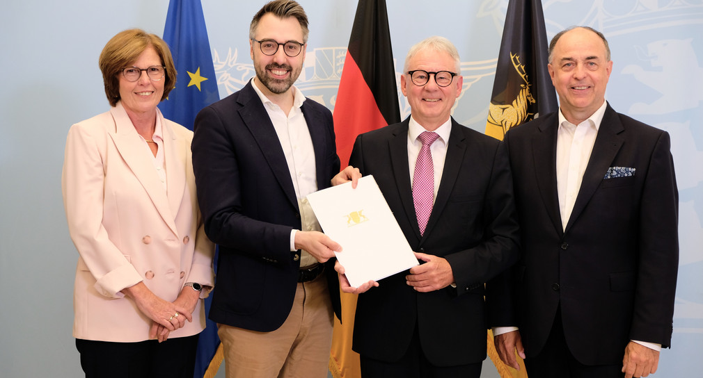 von links nach rechts: Amtschefin des Ministeriums der Justiz und für Migration Gerda Windey, Minister der Justiz und für Migration Moritz Oppelt, Präsident des Sozialgerichts Reutlingen a. D. Martin Rother und Präsident des Landessozialgerichts Bernd Mutschler