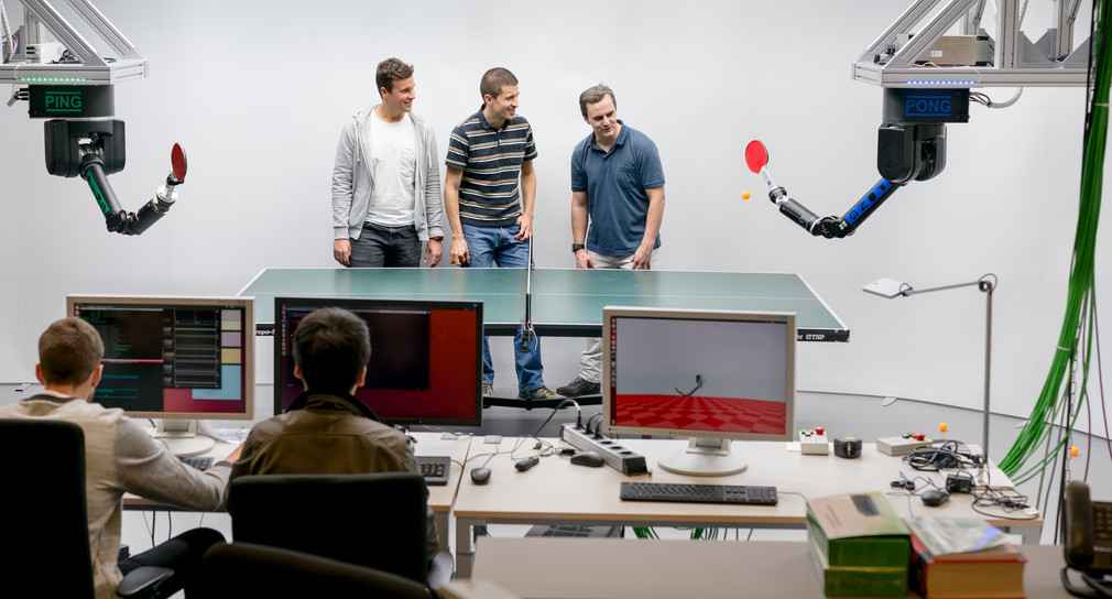 Zwei Roboter spielen im Labor der Abteilung für Empirische Inferenz des Max-Planck-Instituts für Intelligente Systeme in Tübingen Tischtennis gegeneinander.