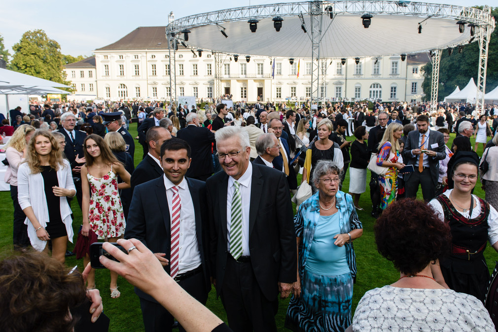 Ministerpräsident Winfried Kretschmann (M.) mit Besuchern des Bürgerfestes (Foto: Staatsministerium Baden-Württemberg)