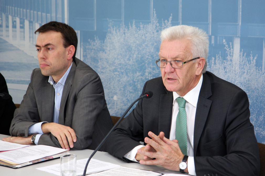 Ministerpräsident Winfried Kretschmann (r.) und Finanz- und Wirtschaftsminister Nils Schmid (l.) bei der Regierungspressekonferenz