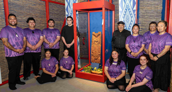 Gruppenbild Pou der Hinematioro mit Māori