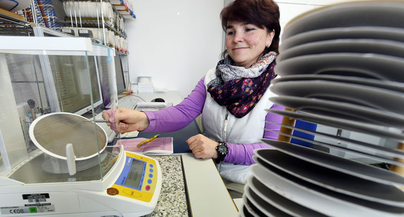 Eine Mitarbeiterin der Landesanstalt für Umwelt, Messungen und Naturschutz Baden-Württemberg (LUBW) wertet einen Filter zur Messung der Luftschadstoffe aus. (Foto: © dpa)
