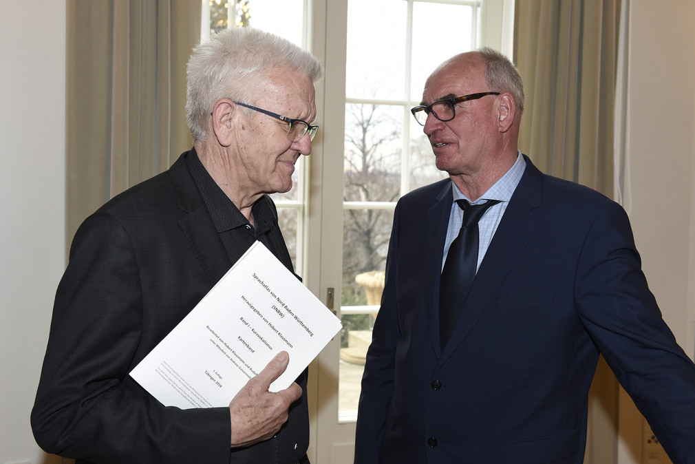 Ministerpräsident Winfried Kretschmann (l.) und Prof. Dr. Hubert Klausmann (r.) (Bild: Staatsministerium Baden-Württemberg)