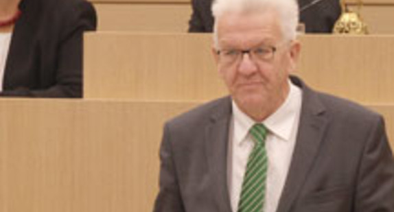 Ministerpräsident Winfried Kretschmann am Rednerpult im Landtag von Baden-Württemberg.