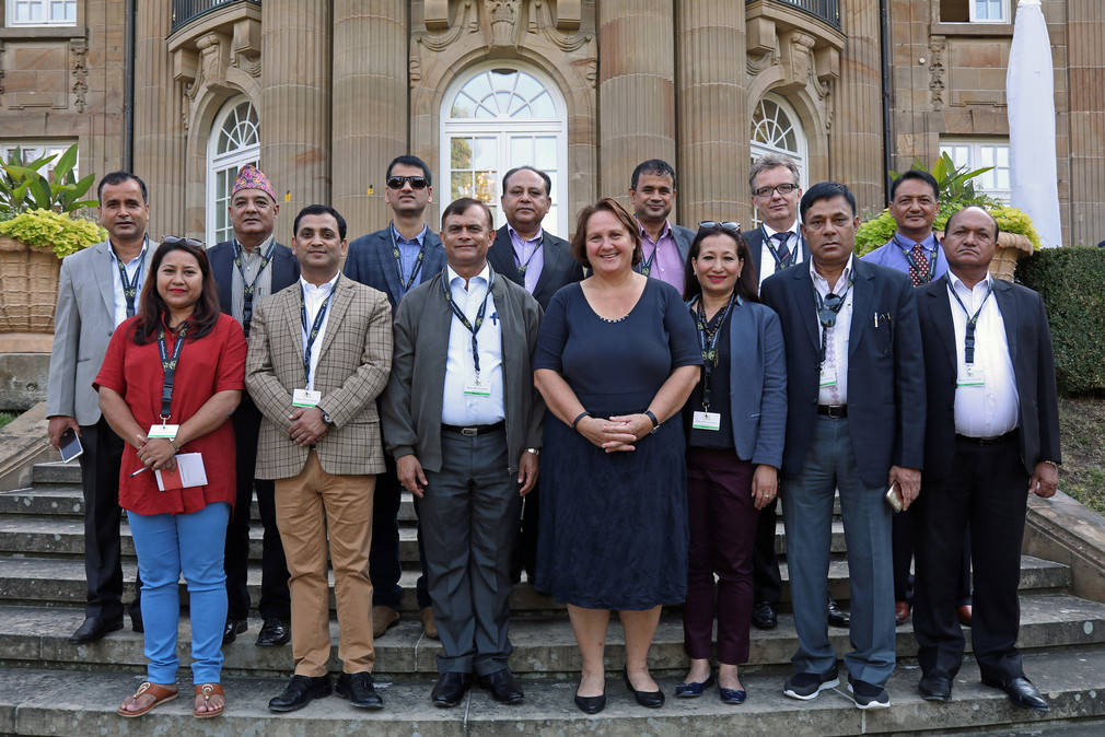 Gruppenbild mit Staatssekretärin Theresa Schopper (vorne, Mitte) und dem nepalesischen Staatssekretär Dinesh Thapaliya (vorne, 3.v.l.) (Bild: Staatsministerium Baden-Württemberg)