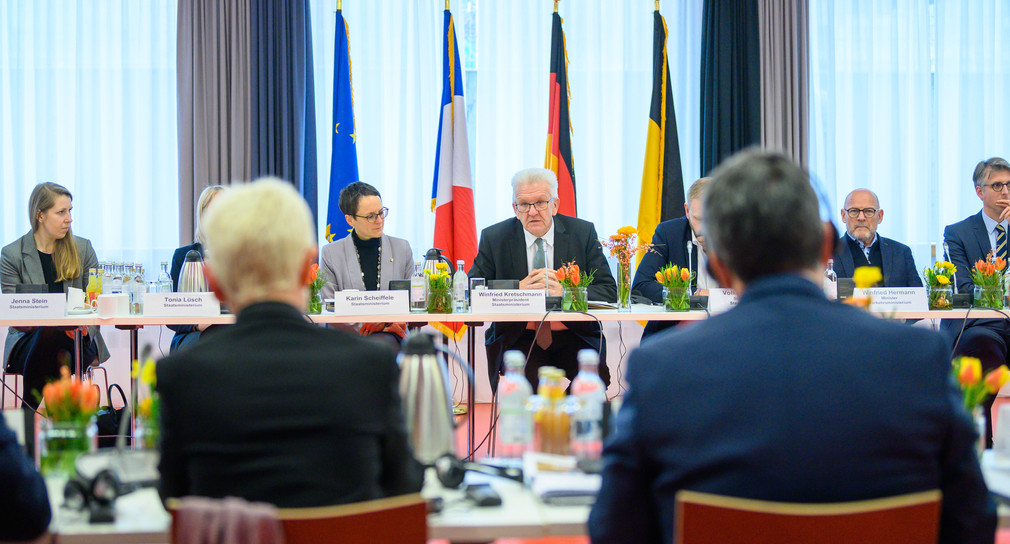 Ministerpräsident Winfried Kretschmann (M.) bei der Konferenz zur grenzüberschreitenden Zusammenarbeit  (Bild: Staatsministerium Baden-Württemberg)