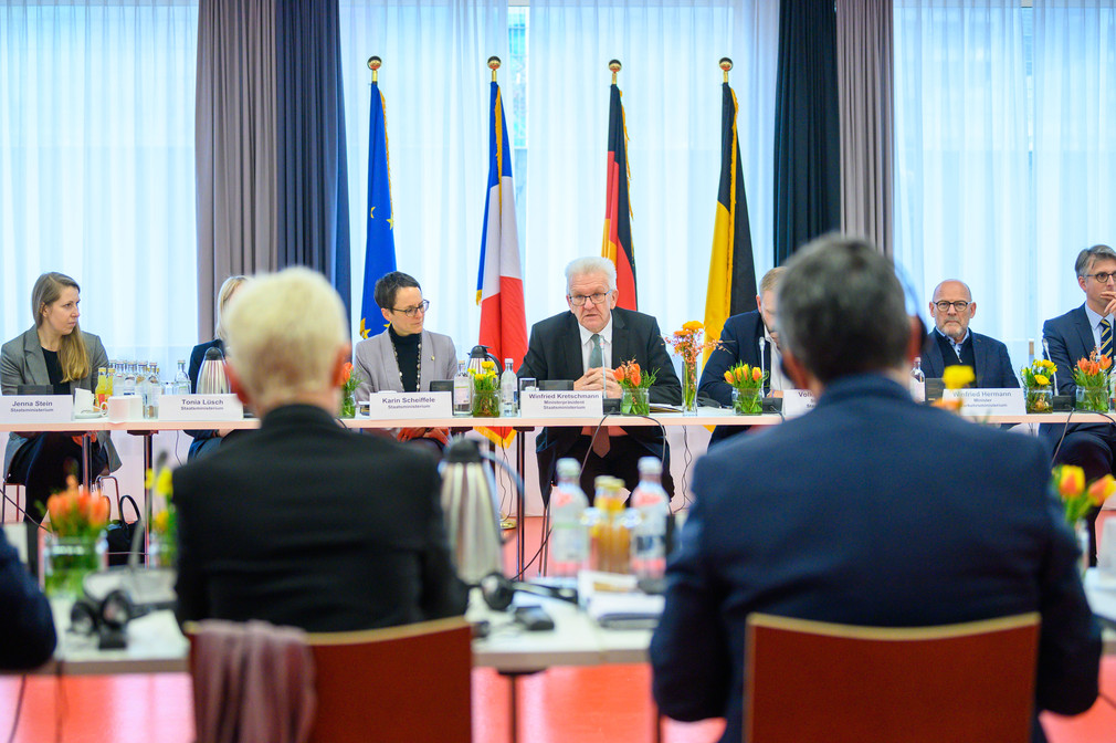 Ministerpräsident Winfried Kretschmann (M.) bei der Konferenz zur grenzüberschreitenden Zusammenarbeit  (Bild: Staatsministerium Baden-Württemberg)