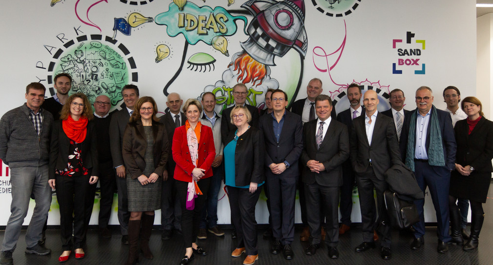 Wirtschaftsministerin Nicole Hoffmeister-Kraut und Wissenschaftsministerin Theresia Bauer (M.) beim Start-up Bw Think Tank in der Hochschule der Medien Stuttgart (Bild: Kai Gundacker / Hochschule der Medien Stuttgart)