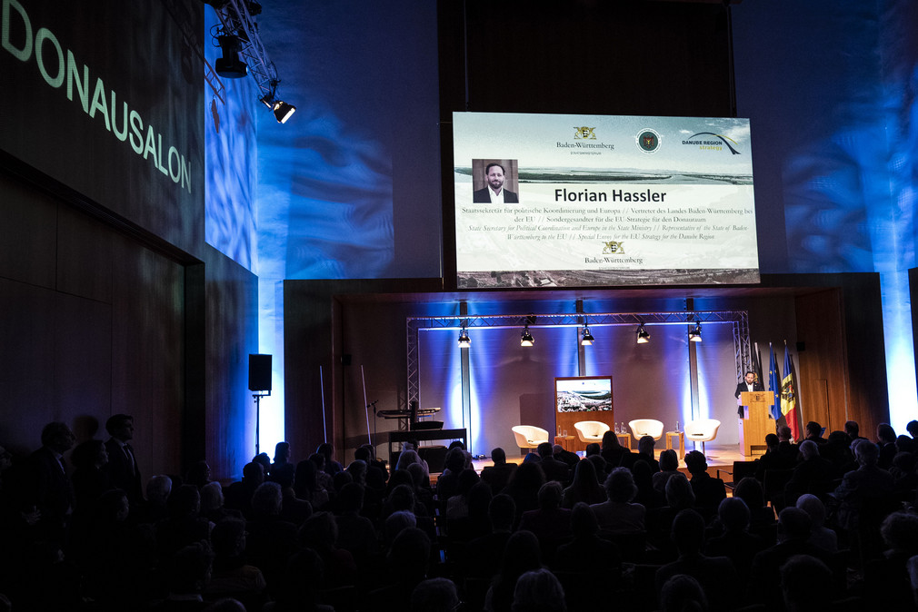 Staatssekretär Florian Hassler bei seiner Rede beim 8. Donausalon in der Vertretung des Landes Baden-Württemberg beim Bund in Berlin