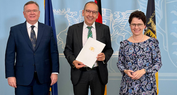 Von links nach rechts: Ministerialdirektor Elmar Steinbacher, Präsident des Oberlandesgerichts Karlsruhe Jörg Müller und Justizministerin Marion Gentges 