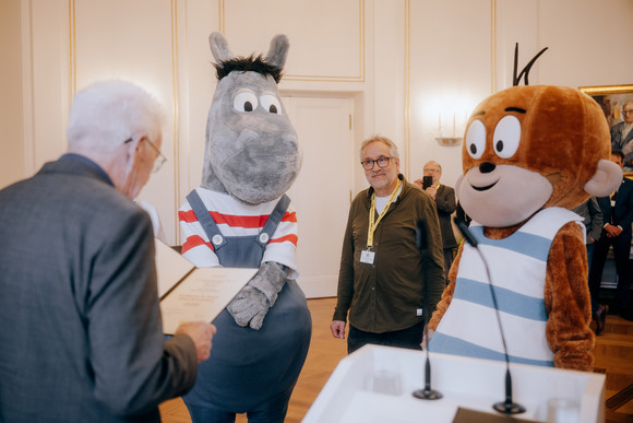Urkundenübergabe durch Ministerpräsident Winfried Kretschmann (links)