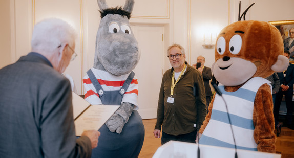 Urkundenübergabe durch Ministerpräsident Winfried Kretschmann (links)