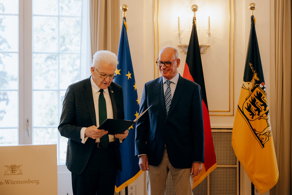 Ministerpräsident Winfried Kretschmann (links) überreicht Prof. Dr. Hubert Klausmann (rechts) die Staufermedaille in Gold.