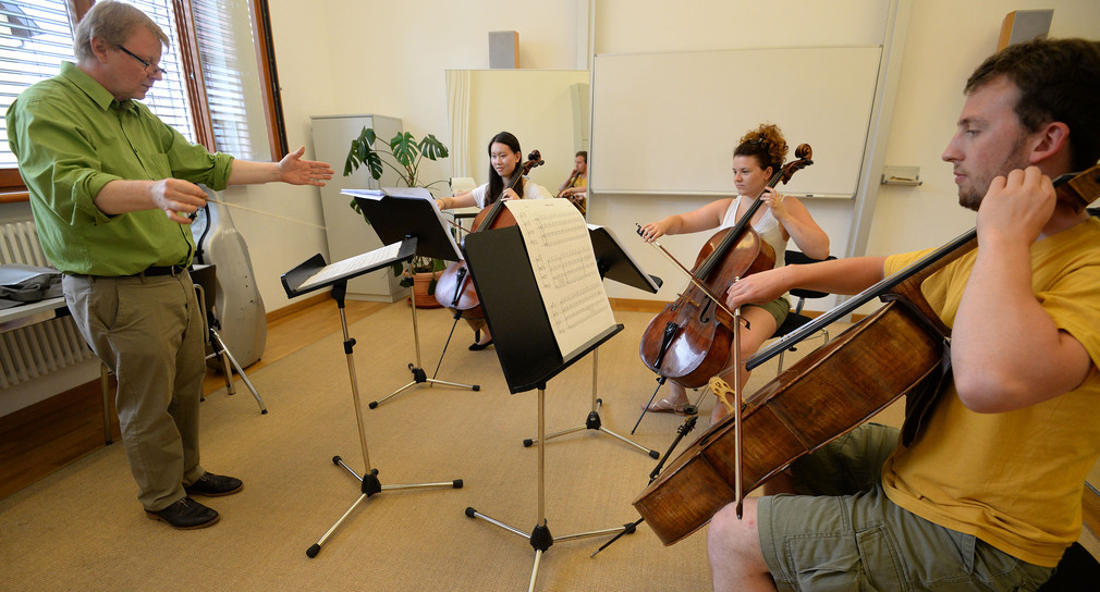 Musikstudenten proben Chello mit einem Honorarlehrbeauftragten in der Musikhochschule in Trossingen (Bild: © dpa).