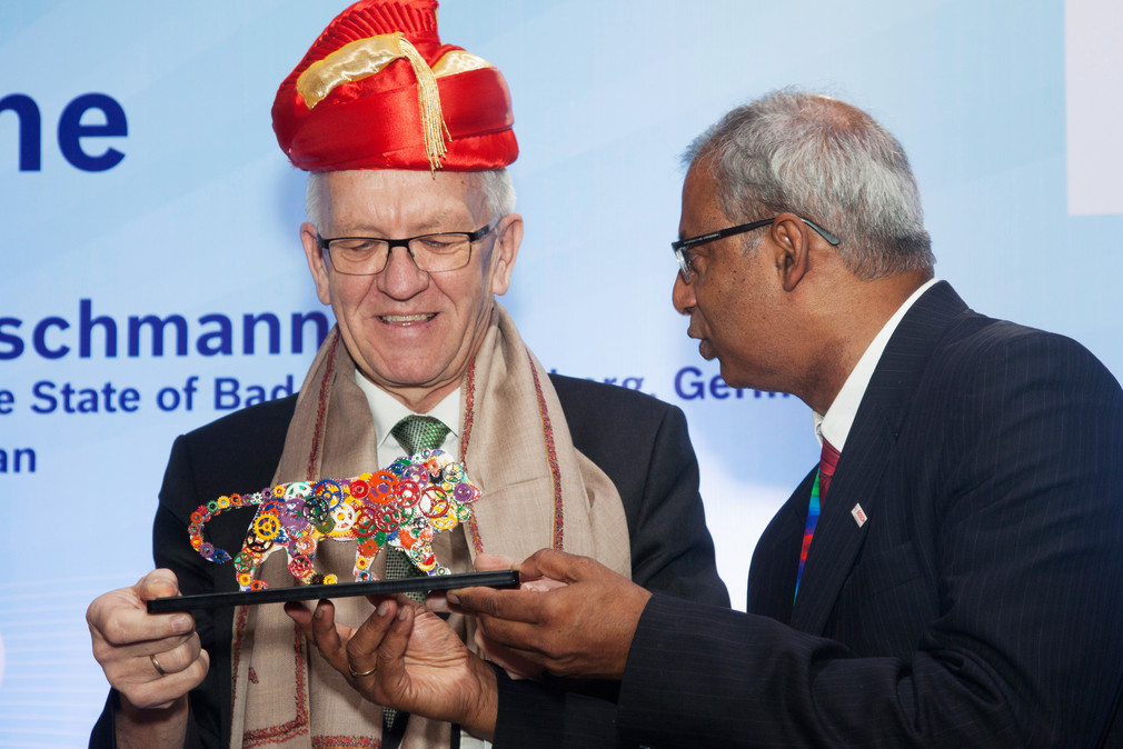 Ministerpräsident Winfried Kretschmann (l.) erhält bei Bosch India in Pune zur Begrüßung die traditionelle Kopfbedeckung „Pagarhi“ und ein Gastgeschenk.