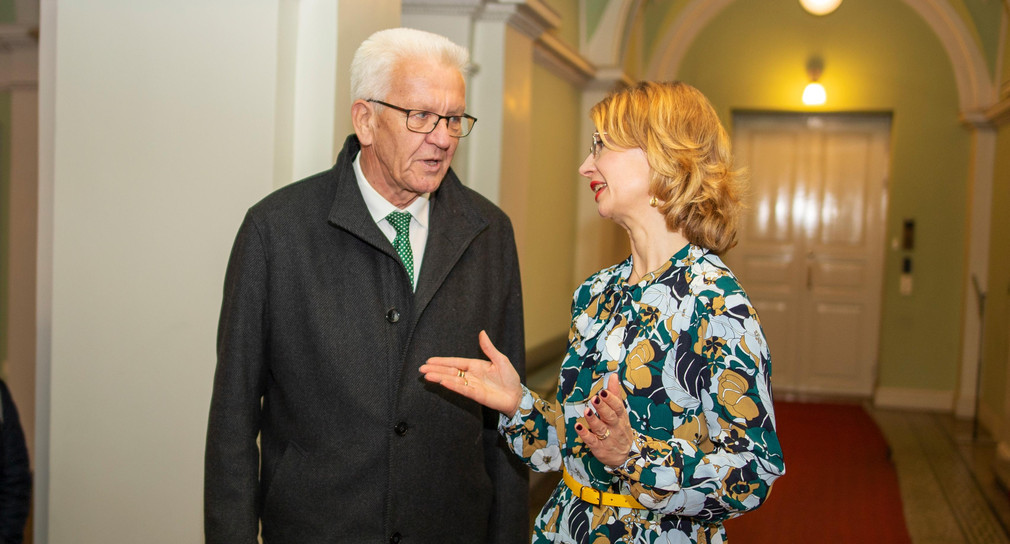 Ministerpräsident Winfried Kretschmann (M.) und die finnische Europaministerin Tytti Tuppurainen (r.) in Helsinki (Finnland) (Bild: Staatsministerium Baden-Württemberg)