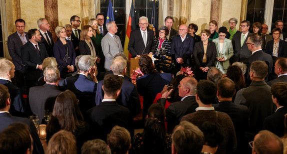 Ministerpräsident Winfried Kretschmann (Mitte) spricht zu den Gästen, neben ihm stehen seine Ehefrau Gerlinde und die Mitglieder der Landesregierung.