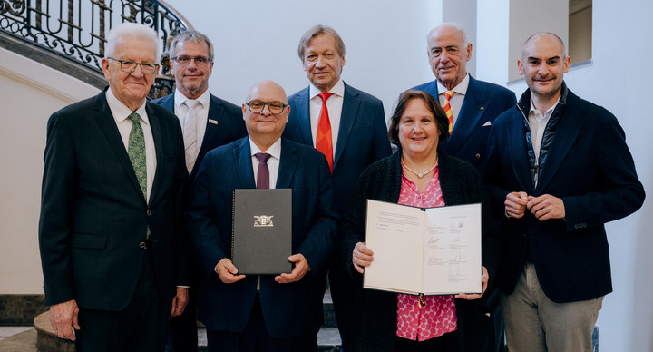 Gruppenbild anlässlich der Unterzeichnung des Solidarpakts Sport V in der Villa Reitzenstein in Stuttgart