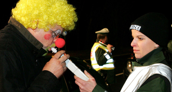 Alkoholkontrollen der Polizei in der Fastnachtszeit (Bild: dpa).