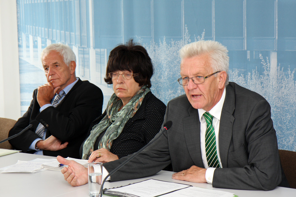 Ministerpräsident Winfried Kretschmann (r.), Staatsrätin Gisela Erler (M.) und Justizminister Rainer Stickelberger (l.)