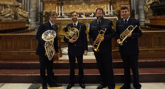 Das Landespolizeiorchester begleitet den Gottesdienst musikalisch im Petersdom