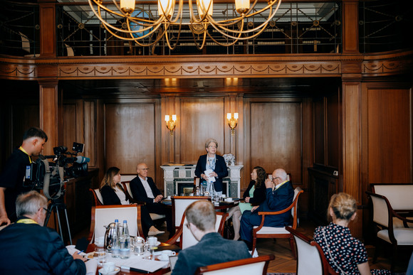 Pressegespräch mit Staatsrätin Barbara Bosch (Mitte, stehend)