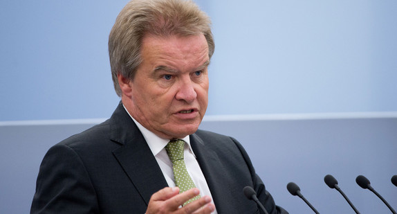 Franz Untersteller, Minister für Umwelt, Klima und Energiewirtschaft am Rednerpult im Landtag von Baden-Württemberg (Bild: © dpa).