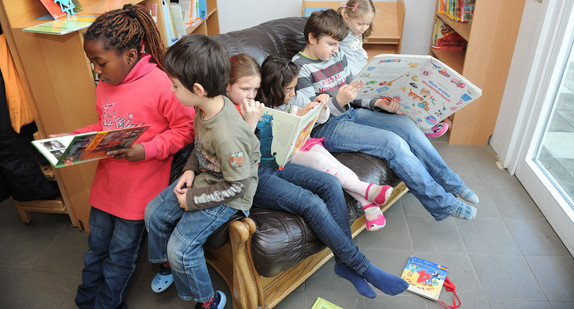 Kinder mit Büchern in einem Kindergarten (Bild: © Ministerium für Kultus, Jugend und Sport BW).