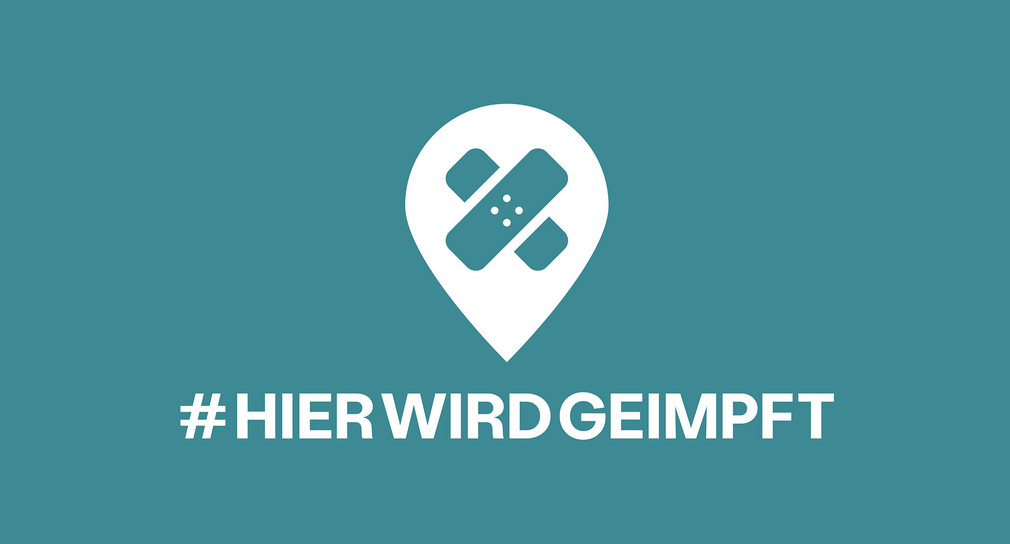 Grafik eines Plasters auf einem Kartenmarker, darunter Schriftzug "Hier wird geimpft"