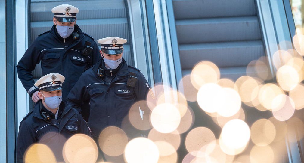 Polizeibeamte kontrollieren während einer Schwerpunktkontrolle zur Einhaltung der Maßnahmen, um die Coronavirus-Pandemie einzudämmen, in einem Einkaufszentrum. Dazu gehört zum Beispiel das Tragen einer Maske. In Baden-Württemberg sollen bis zum 13. Dezember 2020 noch verstärkt Kontrollen stattfinden. 
