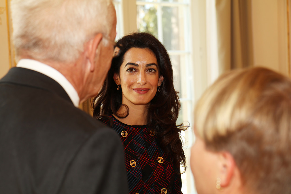 Ministerpräsident Winfried Kretschmann hat die Yezidin Nadja Murad und ihre Anwältin Amal Clooney im Staatsministerium empfangen. 2015 ist Frau Murad im Rahmen des baden-württembergischen Sonderprogramms Nordirak gemeinsam mit ihrer Schwester nach Baden-Württemberg gekommen.