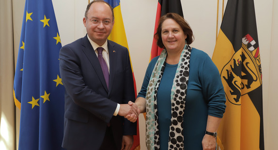 Staatsministerin Theresa Schopper (r.) und der rumänische Außenminister Bogdan Aurescu (l.) (Bild: Staatsministerium Baden-Württemberg)