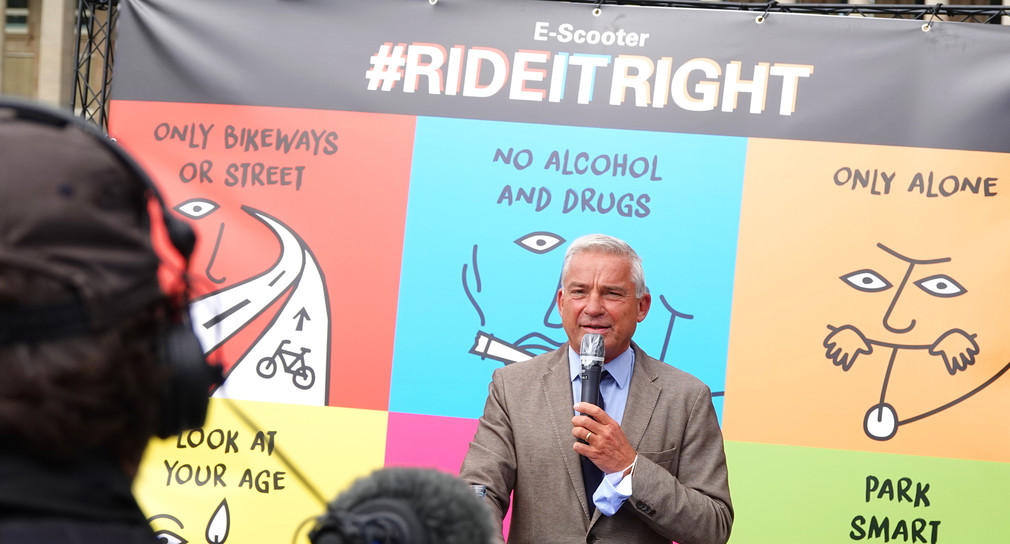 Innenminister Thomas Strobl präsentiert die Präventionskampagne „#rideitright – schnell und sicher durch die Stadt – e-scootern, aber richtig!“ zum sicheren Umgang mit E-Scootern (Bild: picture alliance/Felix Schröder/dpa)