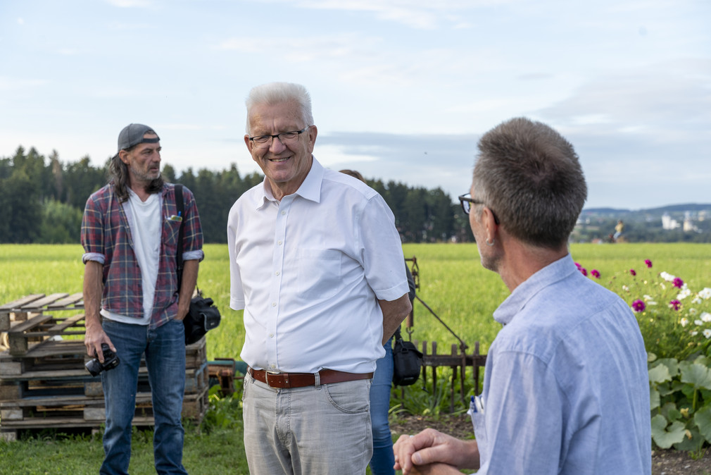 Ministerpräsident Winfried Kretschmann hat im Rahmen seiner Sommertour Mitglieder der Solidarischen Landwirtschaft Baarfood zu einem "Werkstattgespräch" auf ihrem Acker in Brigachtal-Überauchen getroffen.