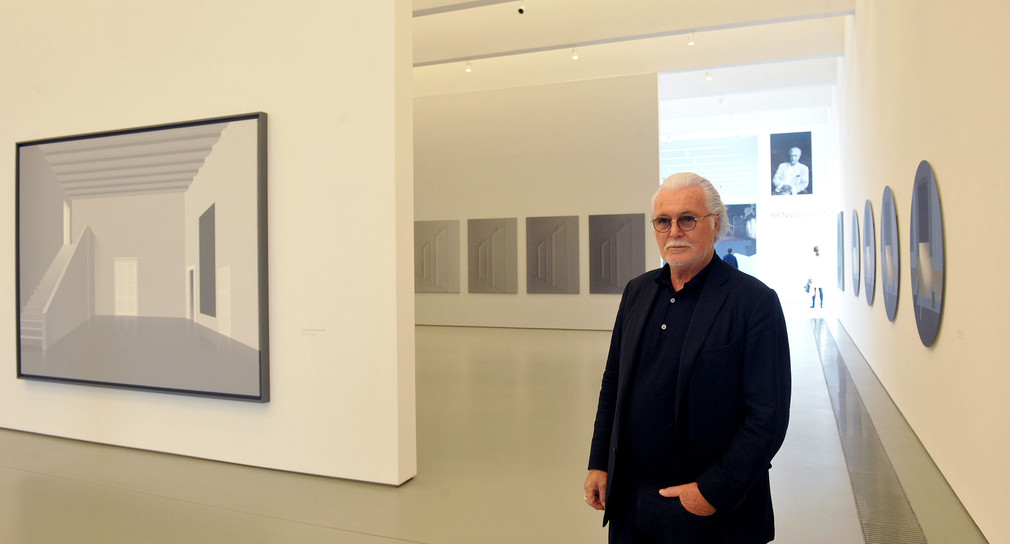 Der Künstler Ben Willikens steht in der Kunsthalle Weishaupt Ulm vor seinen Werken. (Foto: © dpa)