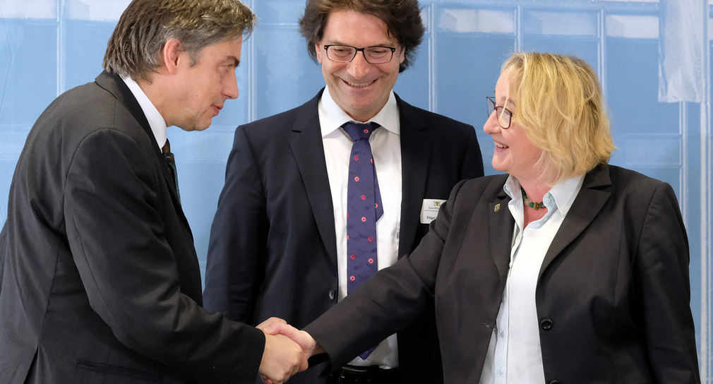 Wissenschaftsministerin Theresia Bauer (r.) begrüßt am 29.05.2017 im Landtag in Stuttgart vor einer Pressekonefernz die beiden Vorsitzenden der Historikerkommission, Wolfram Pyta (l.) und Edgar Wolfrum (M.). (Foto: dpa)