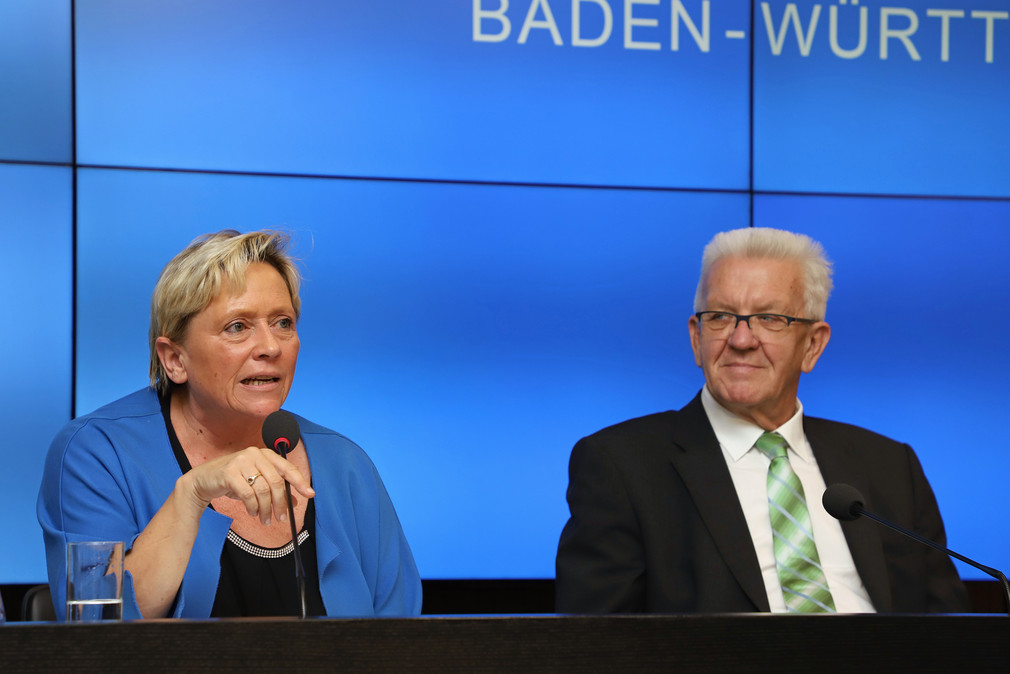 Ministerpräsident Winfried Kretschmann (r.) und Kultusministerin Susanne Eisenmann (l.) (Bild: Staatsministerium Baden-Württemberg)