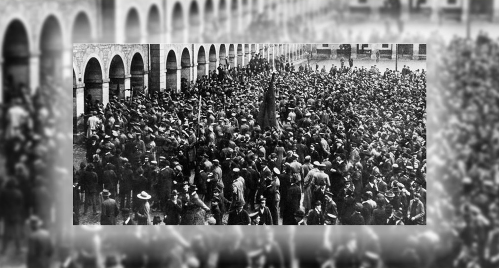 Blick auf eine Menschenmenge im Hof der Rotebühlkaserne in Stuttgart. Verteilen der Waffen am 09. November 1918. (Bild: Landesmedienzentrum Baden-Württemberg)