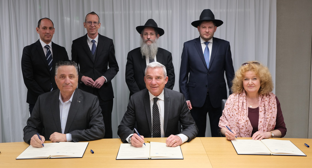 Gruppenbild zur Fortsetzung der Kooperation mit Polizeirabbinern