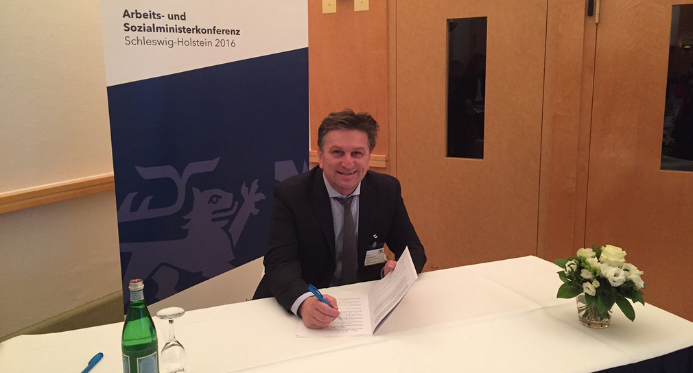 Sozial- und Integrationsminister Manne Lucha unterzeichnet die Vereinbarung zur Errichtung der Stiftung „Anerkennung und Hilfe“.