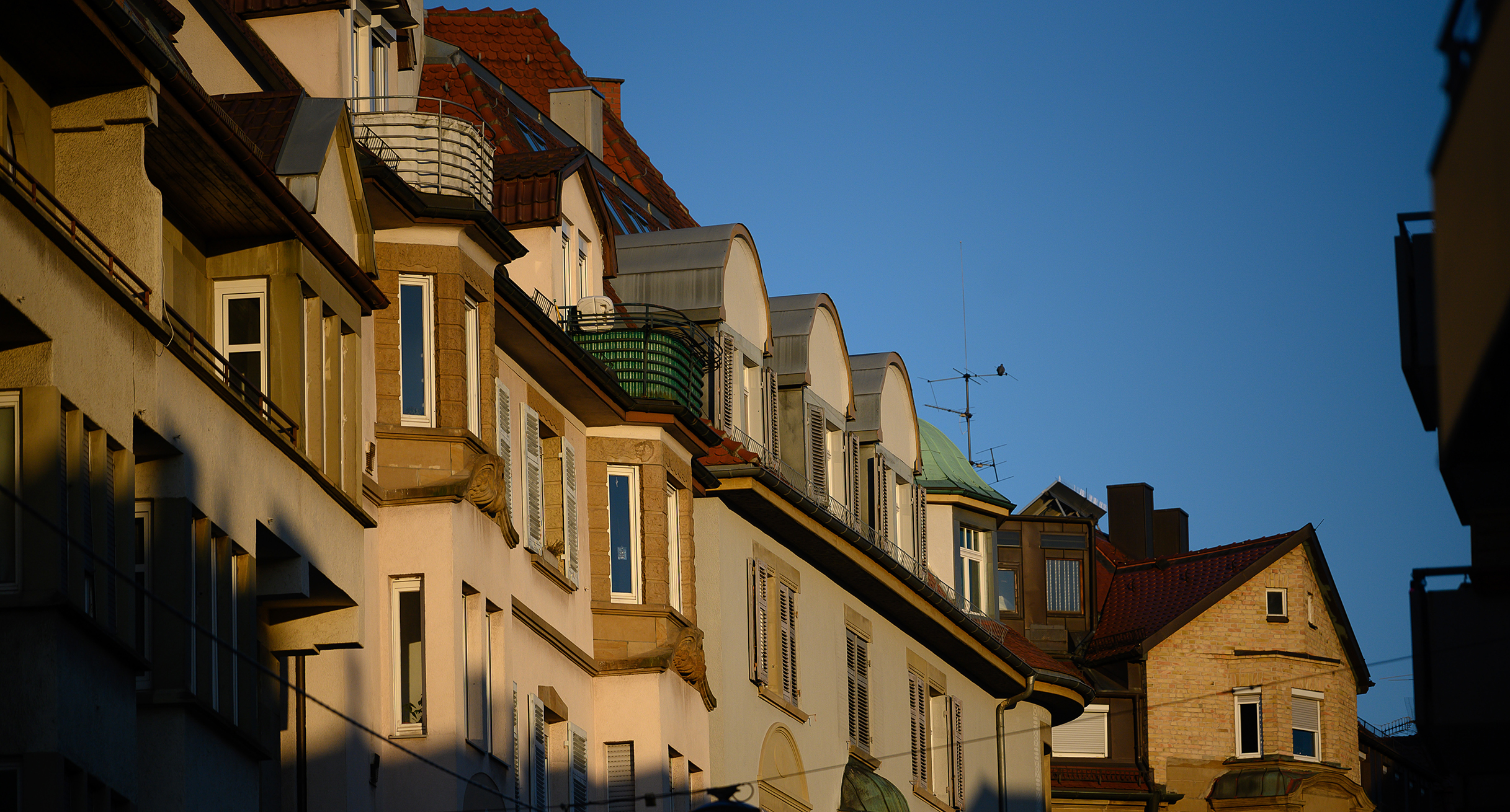 Häuser in Stuttgart werden von der Morgensonne beschienen. (Bild: picture alliance/Sebastian Gollnow/dpa)']