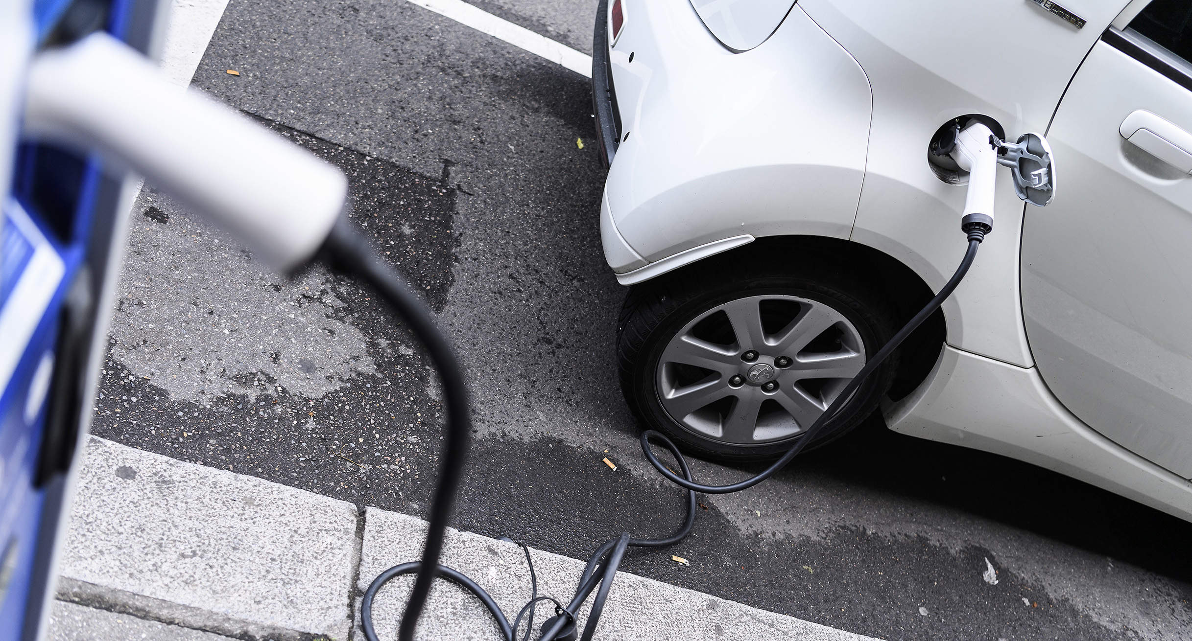 Ein Auto steht an einer Elektroladestation in der Stuttgarter Innenstadt.']