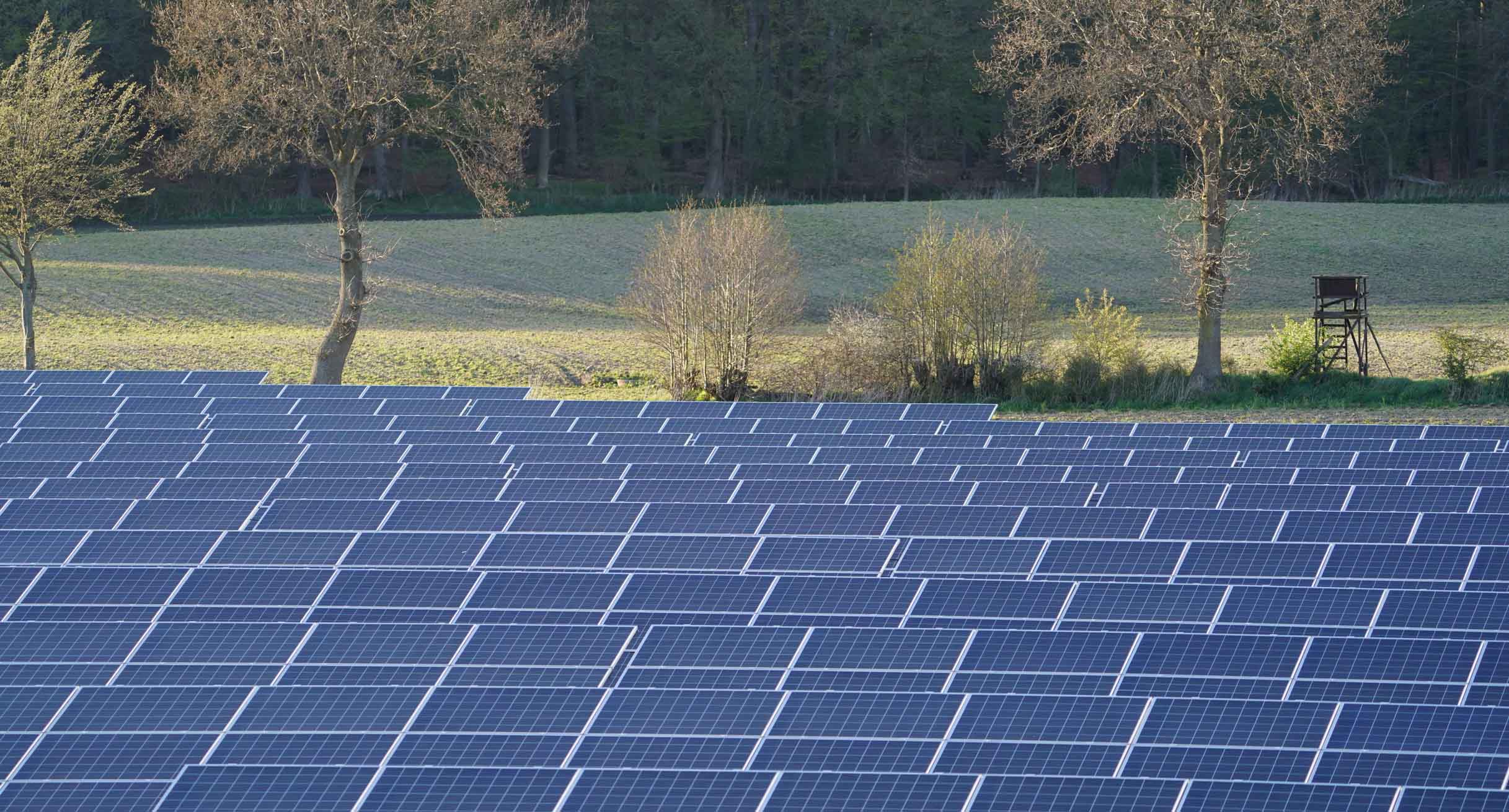 Photovoltaik-Anlagen stehen in einem Solarpark neben der Autobahn 7.']