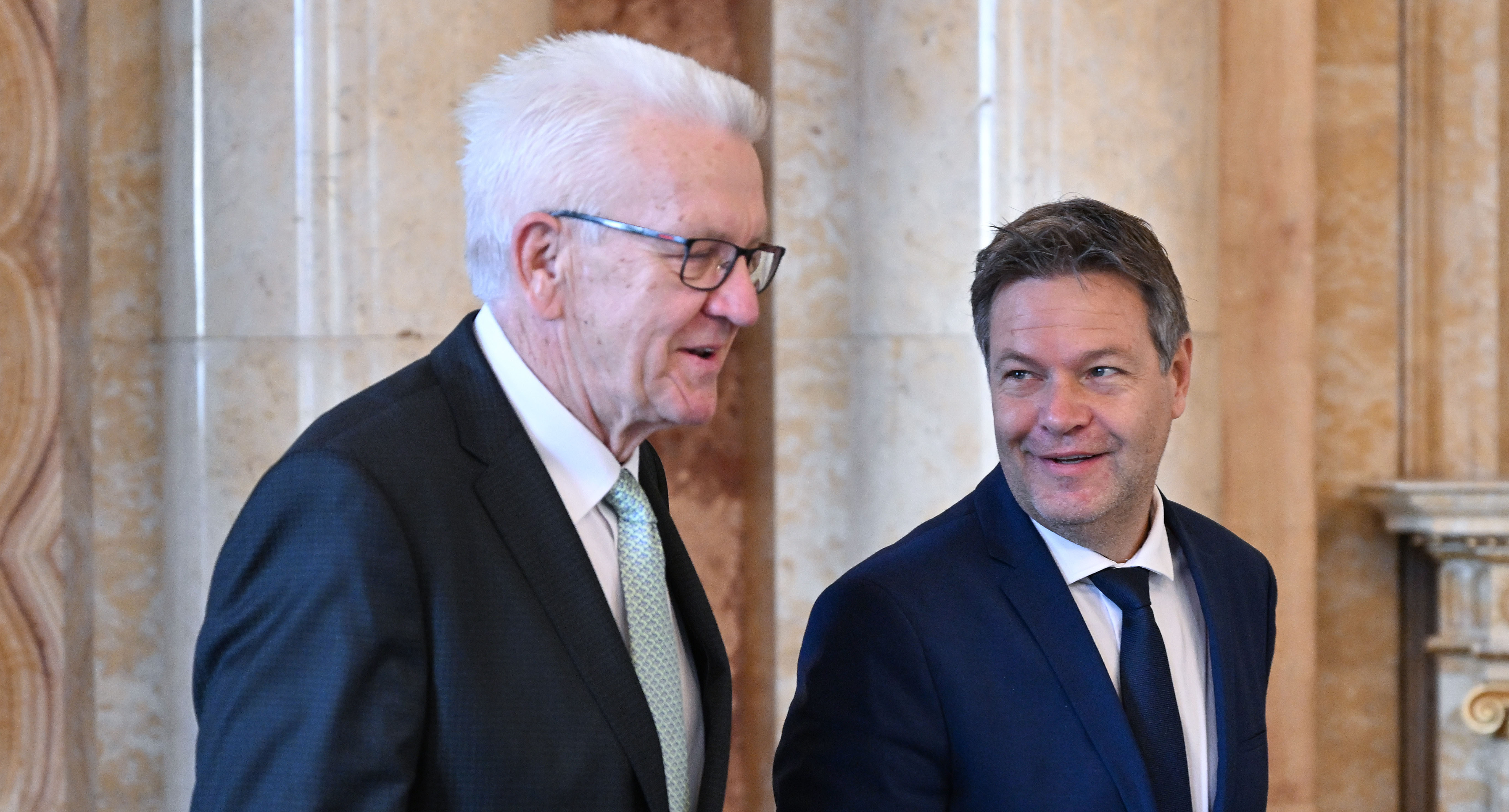 Ministerpräsident Winfried Kretschmann (l.) und Bundeswirtschaftsminister Robert Habeck (r.)']