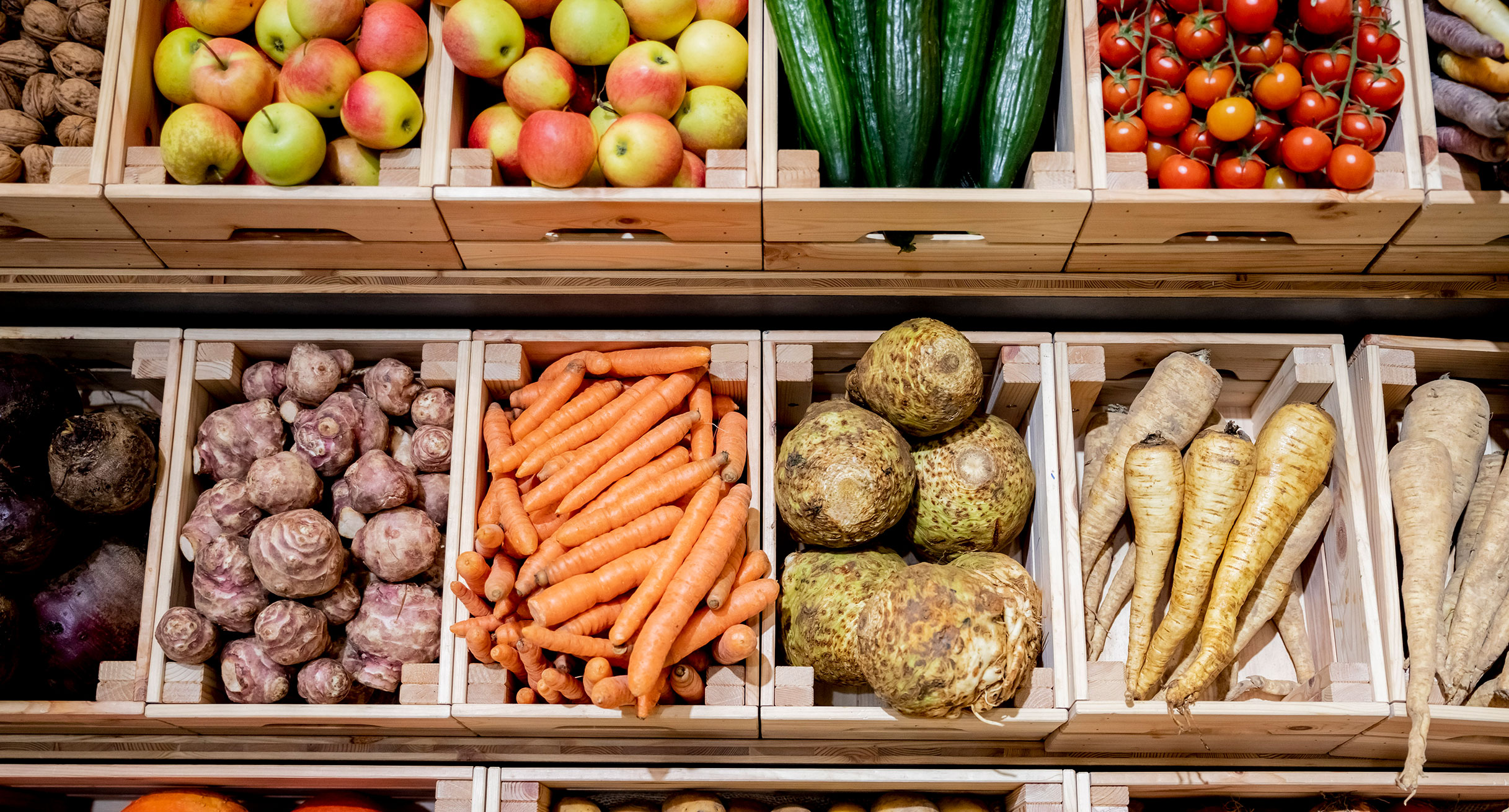 Kisten mit Gemüse und Obst.']