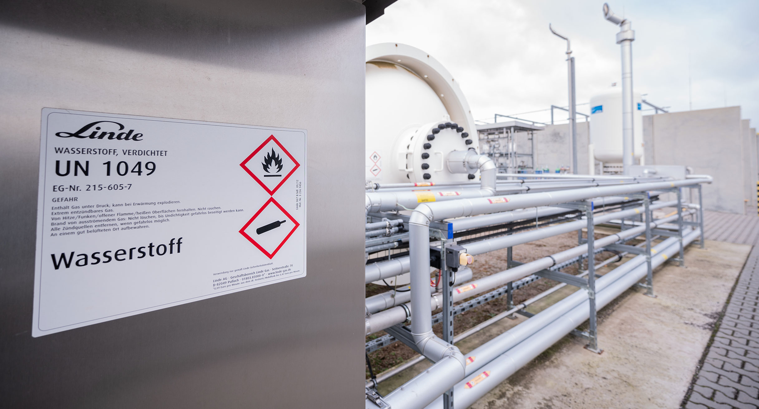 Im Energiepark Mainz ist der verdichtete grüne Wasserstoff aus einem Elektrolyseur in Tanks gelagert. ']
