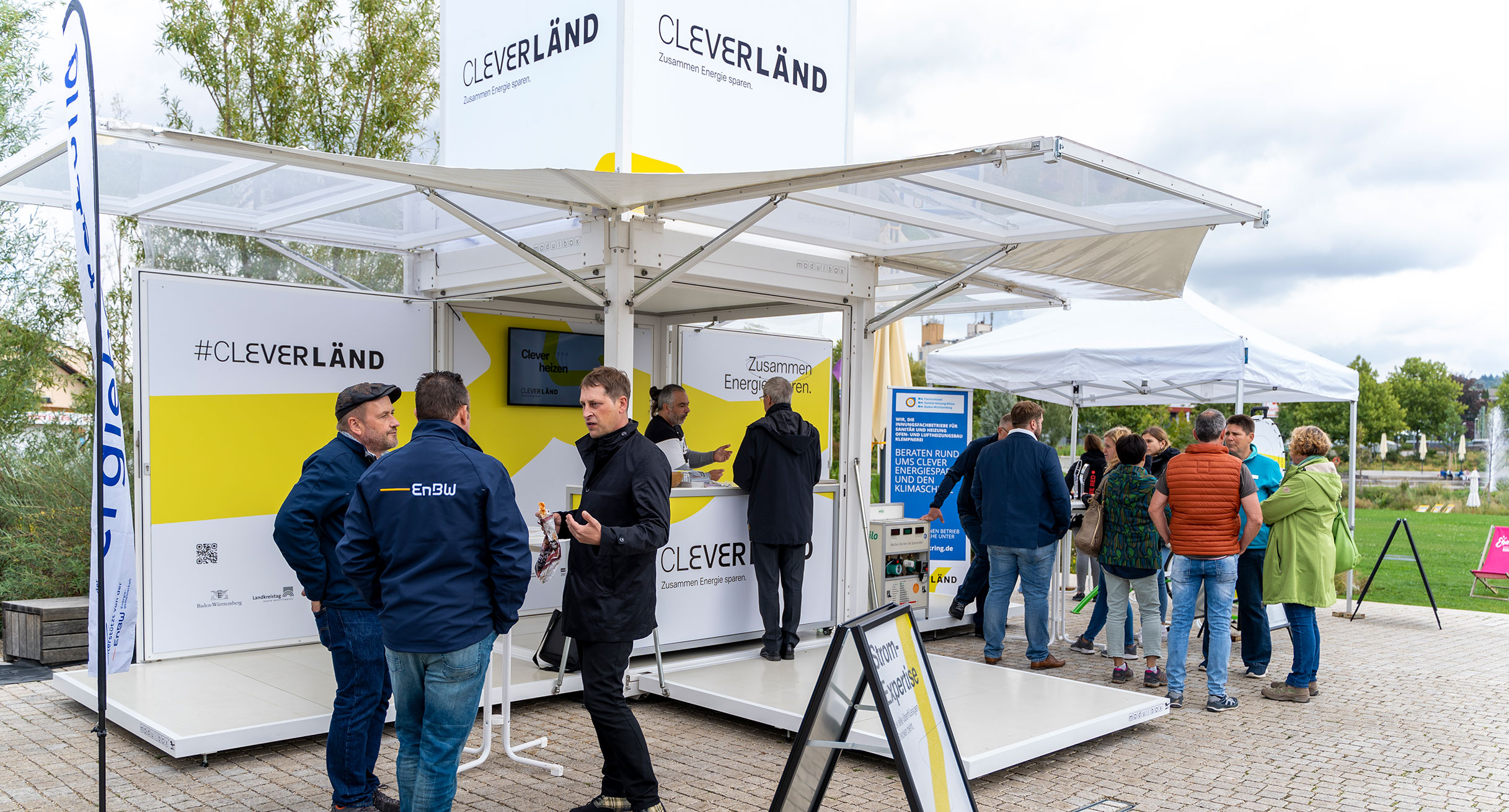 Besucherinnen und Besucher stehen am Expertenstand der CLEVERLÄND-Roadshow auf der Gartenschau in Eppingen.']