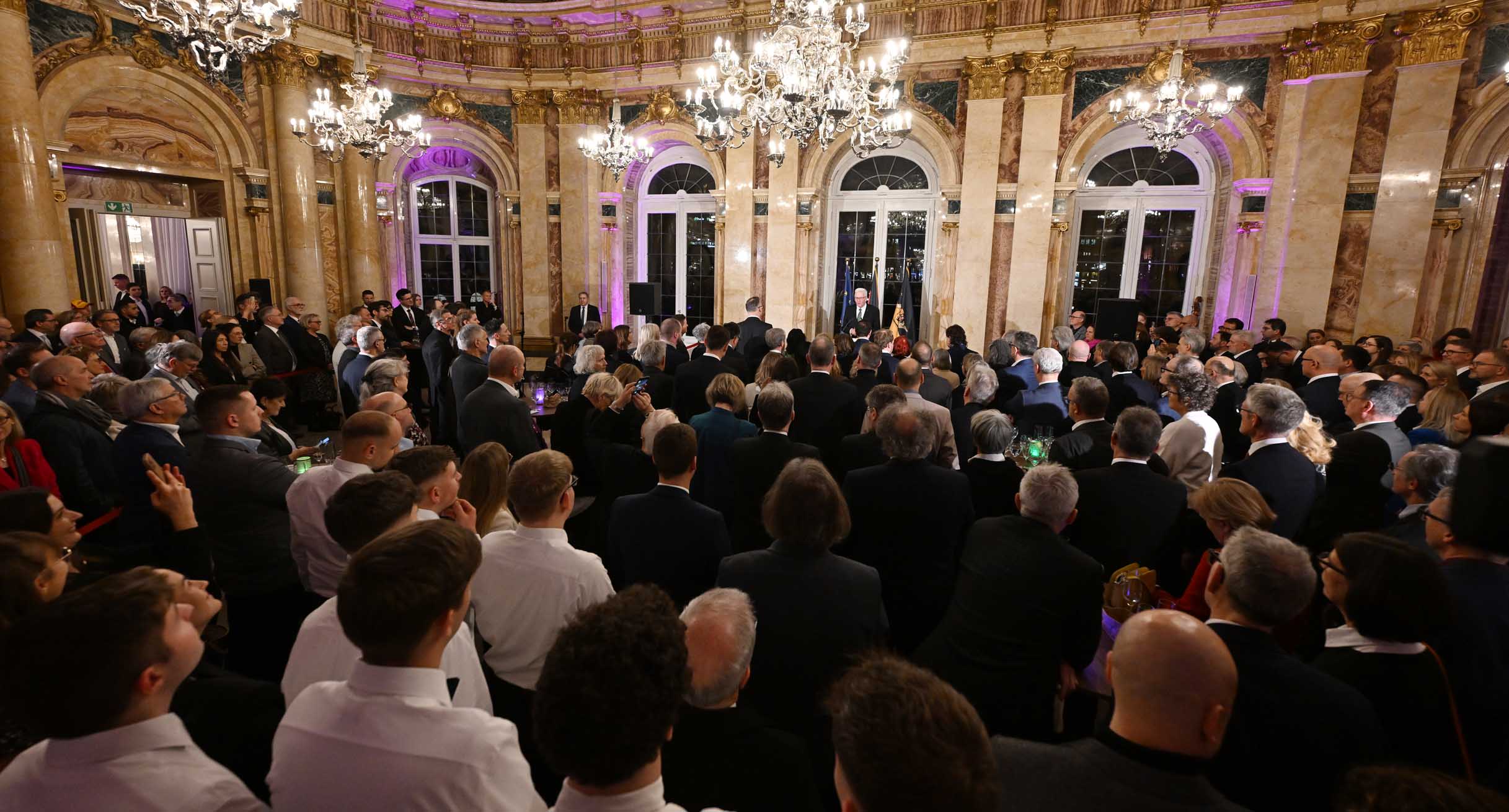 Blick in den Marmorsaal des Neuen Schlosses in Stuttgart beim Neujahrsempfang der Landesregierung