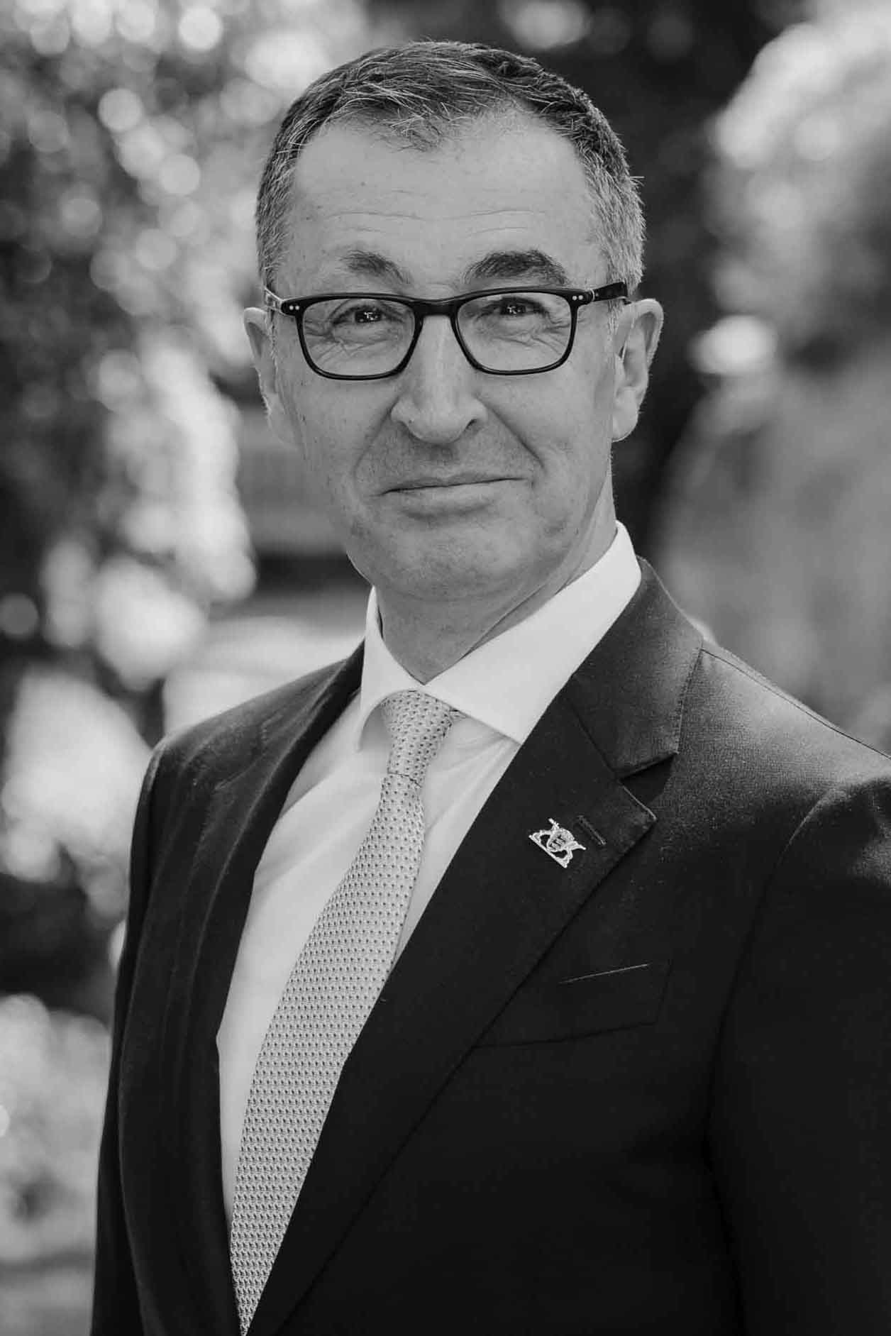 Portraitbild von Ministerpr&auml;sident Cem &Ouml;zdemir, stehend im Park der Villa Reitzenstein.