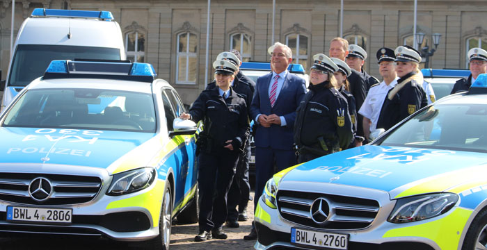 Gruppenbild mit Innenminister Thomas Strobl bei der Fahrzeugübergabe der neuen Flotte der Polizei Baden-Württemberg (Foto: Ministerium für Inneres, Digitalisierung und Migration)